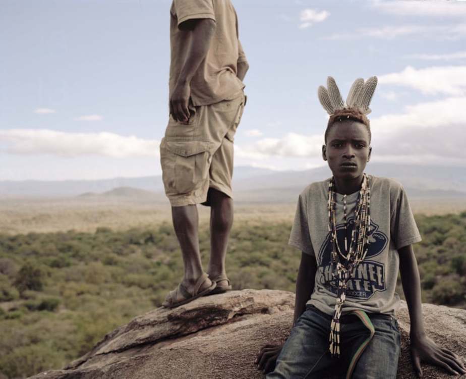 اسامه روی تخته سنگ نشسته و به قلمرو قبیله نگاه می‌کند.