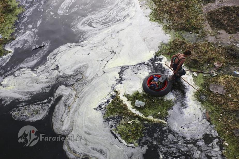 مردی با استفاده از میله های برقی ماهی می گیرد. استان شانکسی