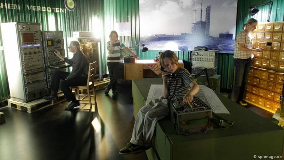 بازسازی اتاق استراق سمع همراه با دستگاه‌های مختلف در نمایشگاه اوبرهاوزن 