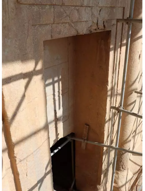 در داخل این حفره، آرامگاه خشایارشا قرار دارد