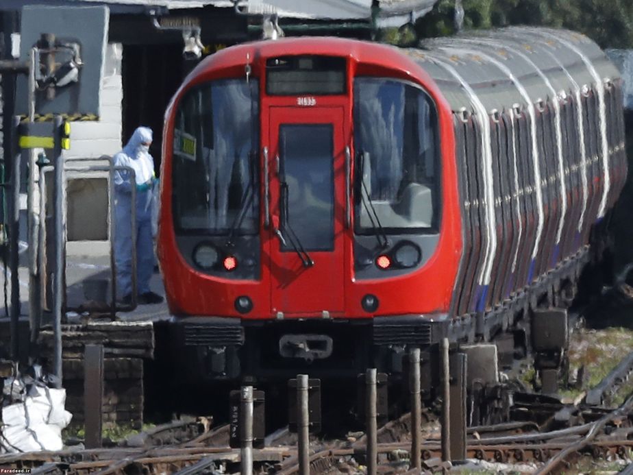 قطار در ایستگاه متروی لندن پس از حادثه انفجار