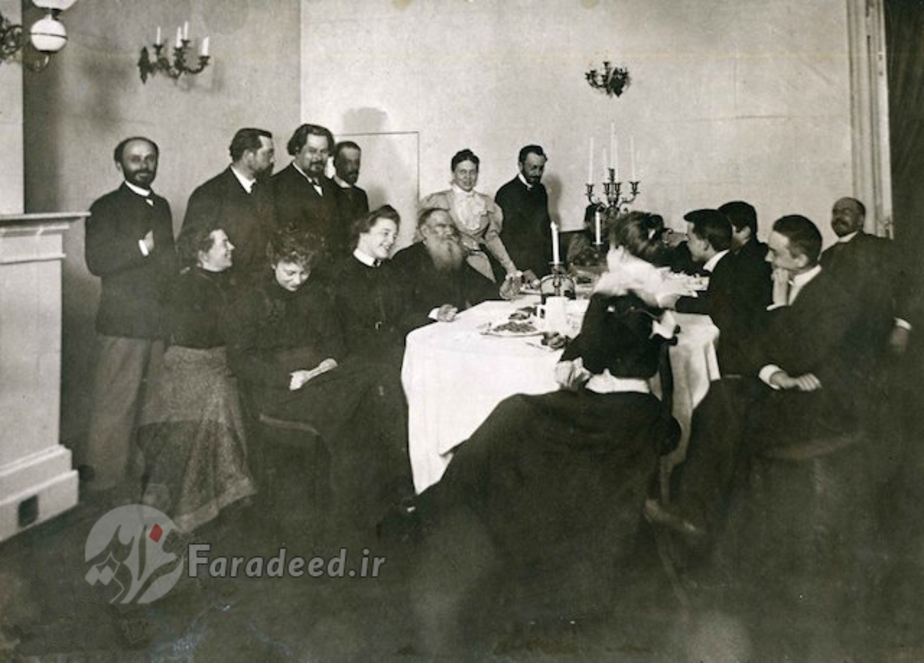 اتاق ناهارخوری که همه اعضا برای صرف غذا در آن حاضرند.