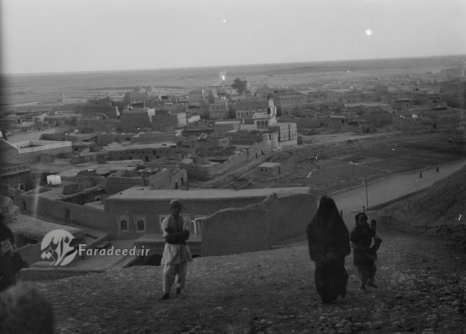 نمایی از شهر قدیم اربیل از فراز تپه باستانی-تاریخی؛ به علت استحکامات و شیب زیاد این تپه در طول تاریخ این ارگ از محاصره ها و حملات بسیاری در امان ماند اما در حمله مغول اشغال شد.