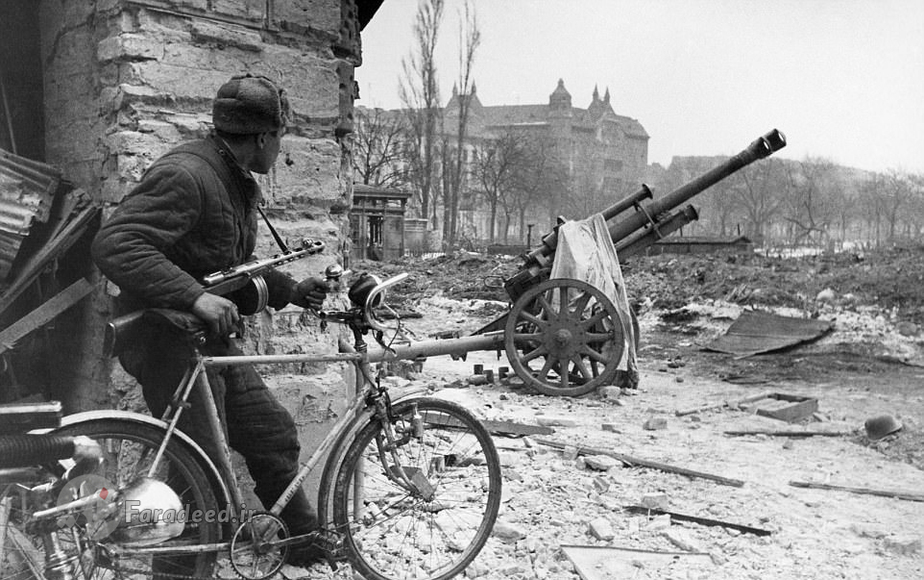 یک سرباز ارتش سرخ در حال پاسبانی در نبرد بوداپست – تخمین زده می‌شود که نزدیک به 600.000 مجارستانی در جریان اشغال این کشور توسط شوروی به اردوگاه‌های کار اجباری شوروی فرستاده شدند و حدود 200.000 نفر از آنان جان خود را از دست دادند. فرآیند بازگشت مجارها به کشورشان از زمان اتمام جنگ آغاز شد و آخرین افراد نیز در سال‌های 1955 – 1953 یعنی پس از مرگ استالین به کشورشان بازگشتند