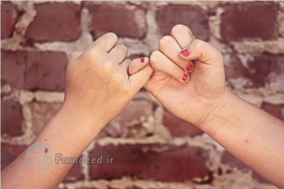 پنجاه‌درصد قدرت بدن در انگشت کوچک است. 