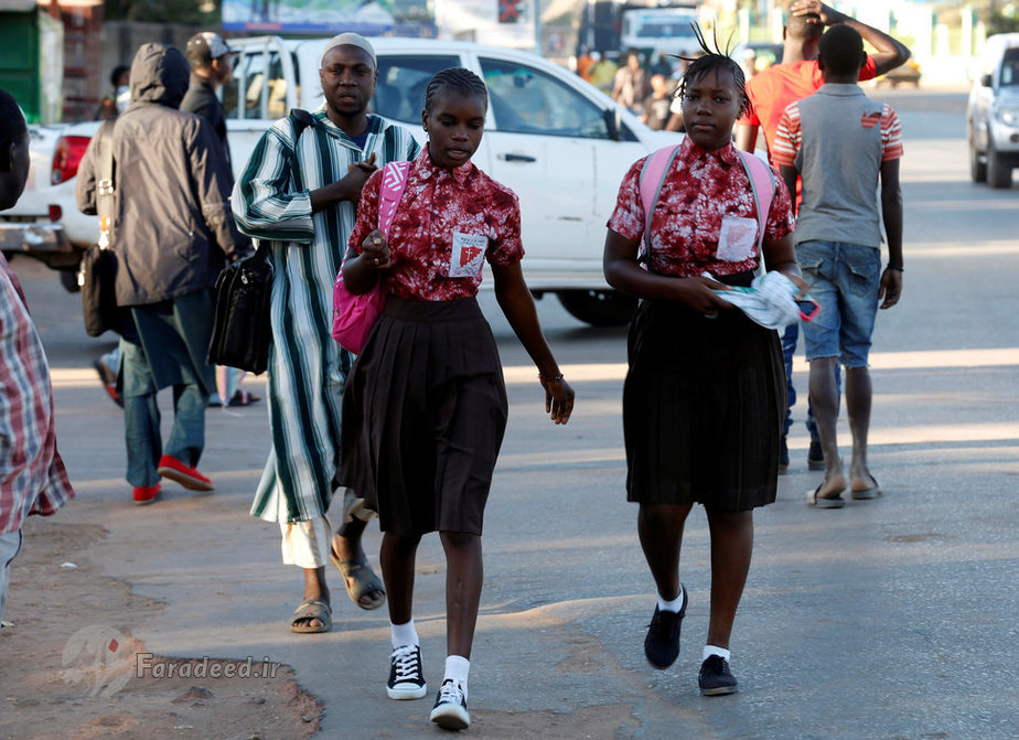 گامبیا (2017) دو دختر در حال رفتن به مدرسه 