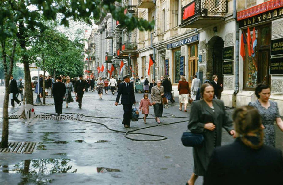 نمایی از رهگذران در یکی از خیابان های مرکزی شهر