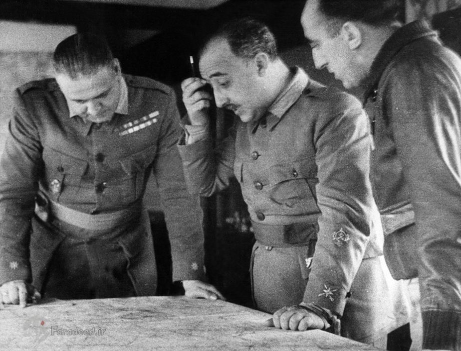 ژنرال فرانکو (وسط تصویر) در حال گفتگو با دو تن از فرماندهان برای طراحی عملیات علیه جمهوری خواهان
