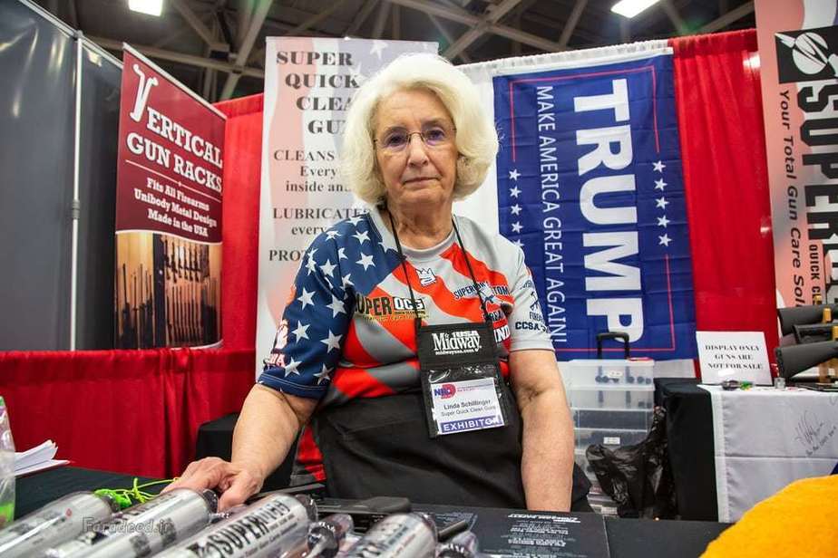 لیندا شیلینگر در غرفه خود در نمایش دالاس