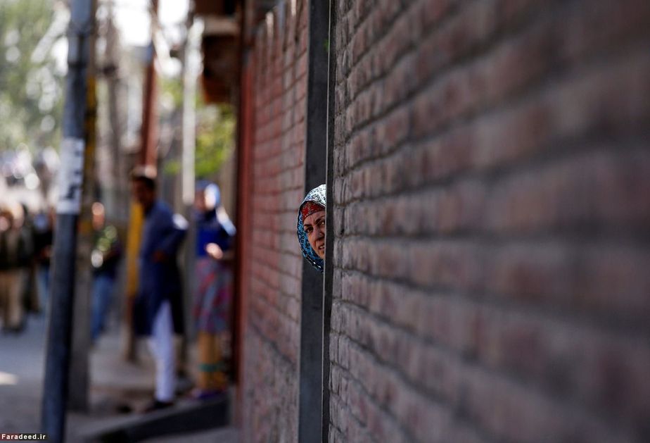 تماشای تظاهرکنندگان در سرینگر