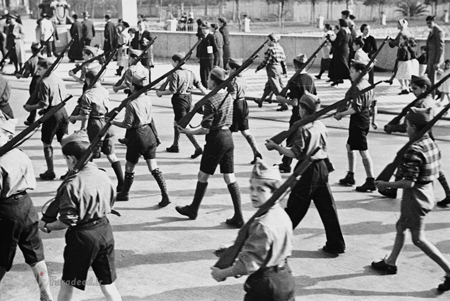 رژه سربازان کودک و نوجوان در شهر