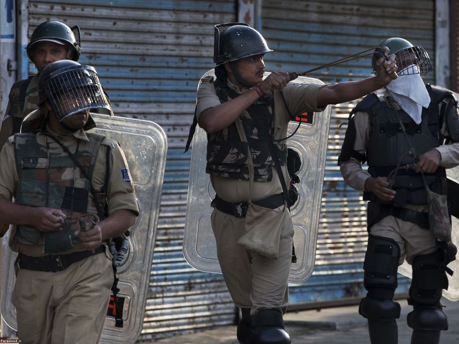 پلیس هند در برابر تظاهرکنندگان کشمیری