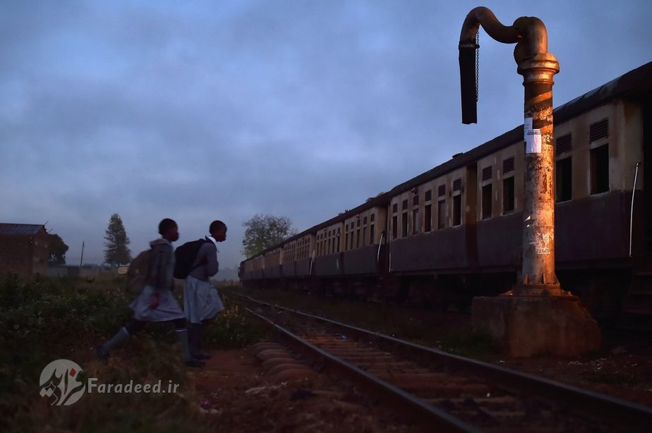 کنیا (2016) دو دختر برای رسیدن به مدرسه باید سوار قطار بی ایستگاه شوند. 