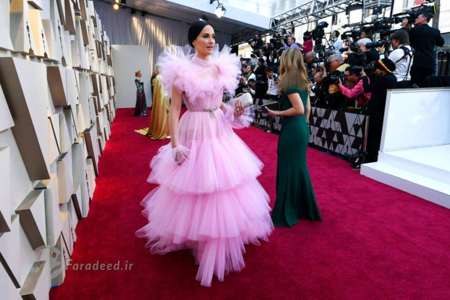کیسی ماس گریوز روی فرش قرمز اسکار با لباس صورتی تور.