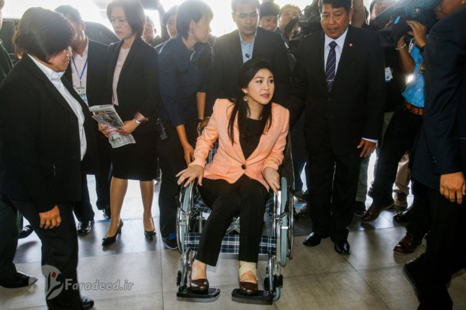 شیناواترا بر روی صندلی چرخدار به آکادمی نظامی 