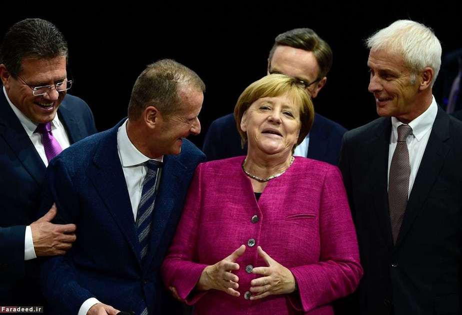 مرکل در کنار رئیس فولکس واگن و اعضای هیأت مدیره در نمایشگاه