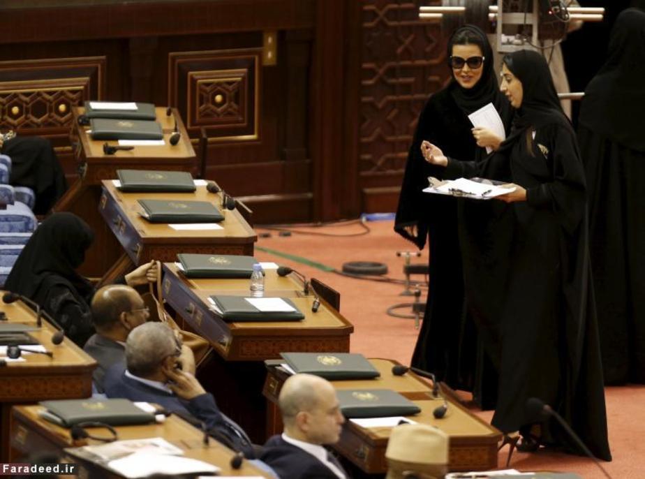دو تن از اعضای شورای زنان سعودی در جلسه ای که تحت نظارت پادشاه عربستان در حوزه زنان برگزار می شود.