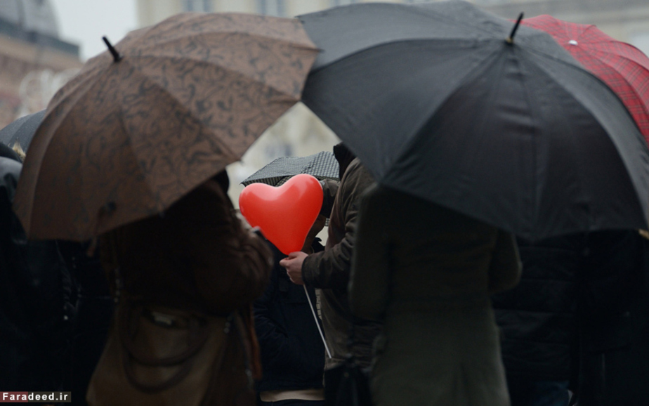 راهنمای گردشگری با بادکنی شکل قلب در تور روز ولنتاین؛ زاگرب، کرواسی Xinhua News Agency/eyevine./