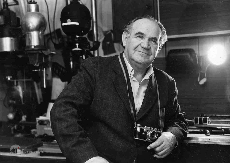 یوگنی خالدی به همراه دوربین مشهورش که به موزه نیویورک اهدا شد