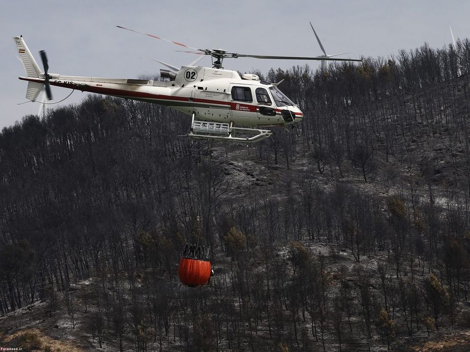 استفاده از هلیکوپتر برای خاموش کردن آتش در روستایی در شمال اسپانیا