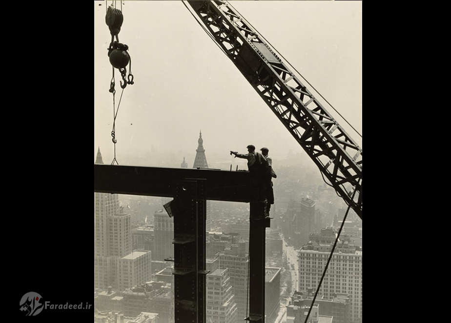 مردانی که در حال انجام کار سخت و طاقت فرسا در ارتفاع بسیار خطرناک هستند (1930)