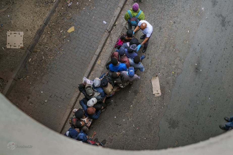 افرادِ بیخانمان منتظرِ دریافت غذا.