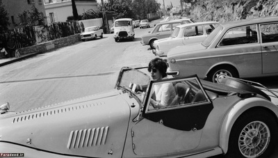 «میک جَگر» خواننده معروف گروه رولینگ استون، سوار بر مورگان پلاس 8 کلاسیک خود – سال 1971 میلادی