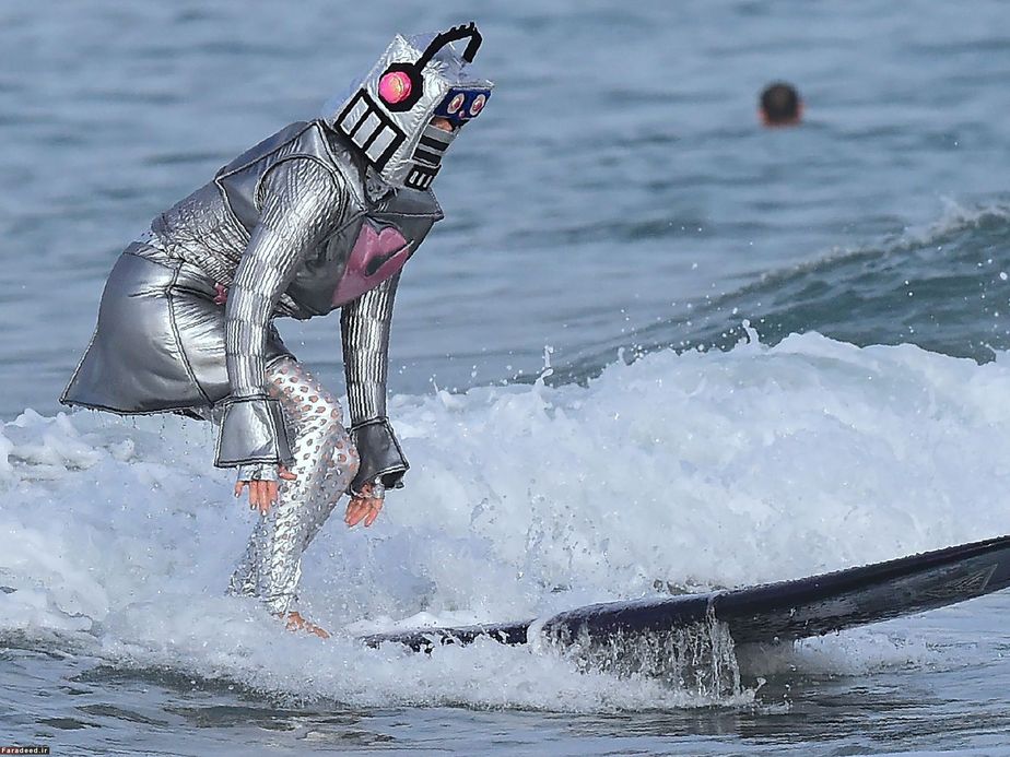 موج‌سواری برای روز هالووین در نیوپورت بیچ، کالیفرنیا