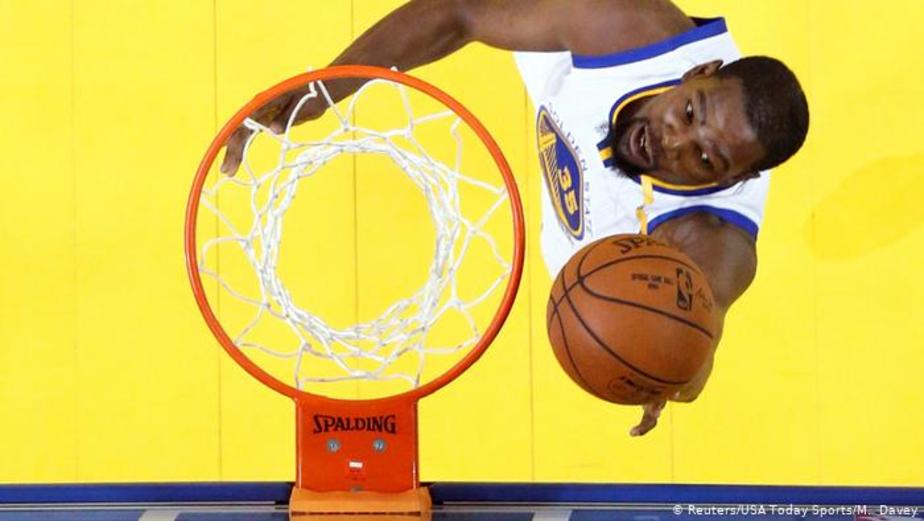 کوین دورانت؛ بسکتبالیست حرفه‌ای آمریکایی است که از ژوئیه سال ۲۰۱۹ به تیم بروکلین نتس پیوست