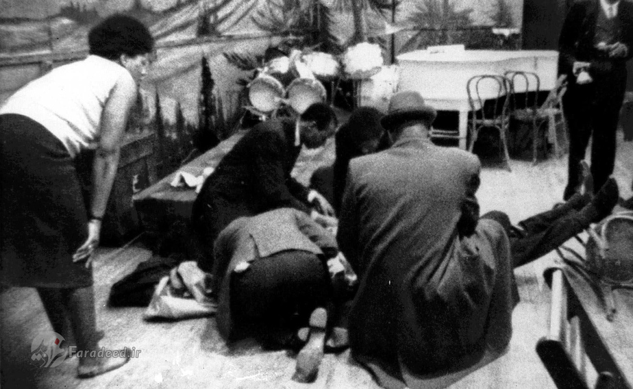 ترور مالکوم ایکس در محله هارلم در 21 فوریه و هوادارانش که بر بالای پیکر زخمی او حلقه زده اند