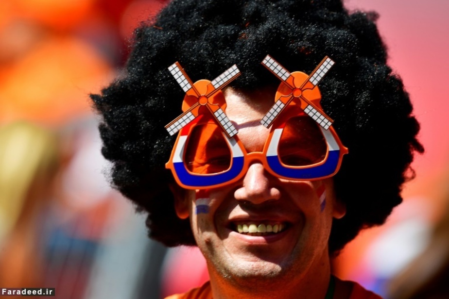 طرفدار تیم هلند در مسابقه فینال بانوان در شهر انسخده، هلند