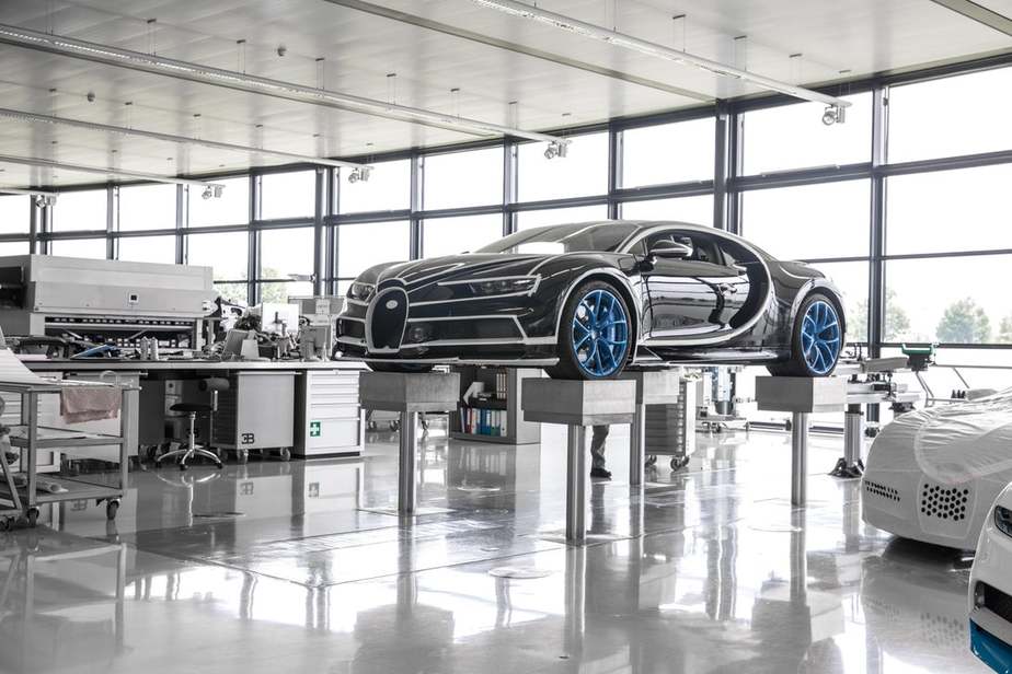 یکی از آخرین آزمایش هایی که شیرون انجام خواهد داد حرکت روی دینامومتر است. با توجه به نیروی تولیدی بسیار بیشتر شیرون نسبت به مدل ویرون، بوگاتی باید کل آزمایش را بروزرسانی می کرد. کابل های برق ضخیم‌تری باید نصب می شد و این فرآیند آنقدر برق اضافی تولید می کند که بوگاتی آن را به شهر همسایه مولشایم باز می گرداند. این آزمایش‌ها جنبه‌های متعددی از عملکرد یک خودرو را اندازه گیری می‌کنند. یک خودرو شیرون با سرعت بیش از ۶۰ کیلومتر بر ساعت در طول آزمایش سه ساعته حرکت خواهد کرد 