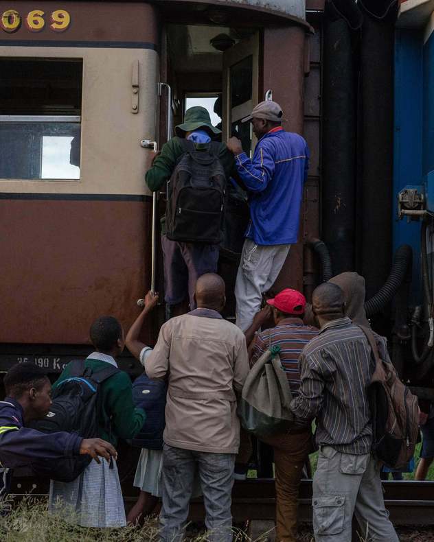 قطار اغلب مملو از جمعیت است. 