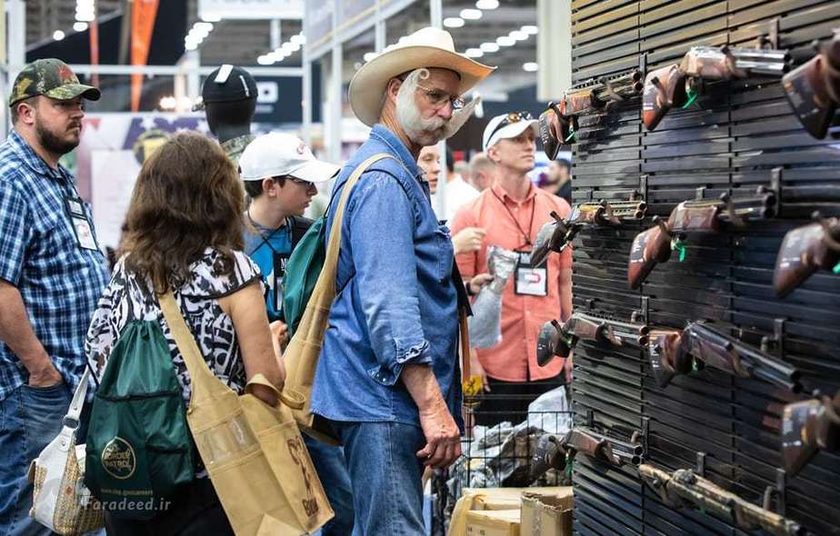 راندال جیمز از آرکانزاس به برخی سلاح ها نگاه می کند