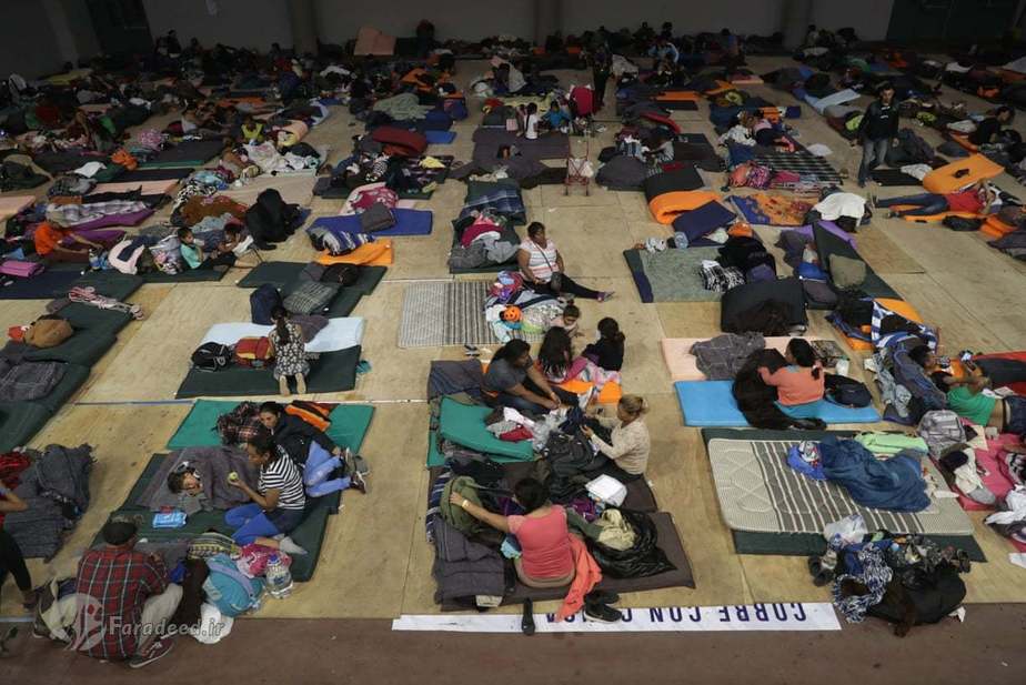 مهاجران در یک پناهگاه موقت در نزدیکی مرز آمریکا و مکزیک