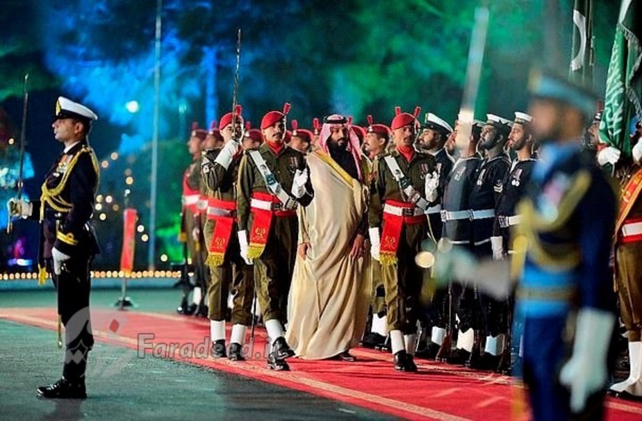 بن سلمان از روی فرش قرمز و از مقابل 21 سرباز پاکستانی که به او با تفنگ ادای احترام می کنند، عبور می کند.