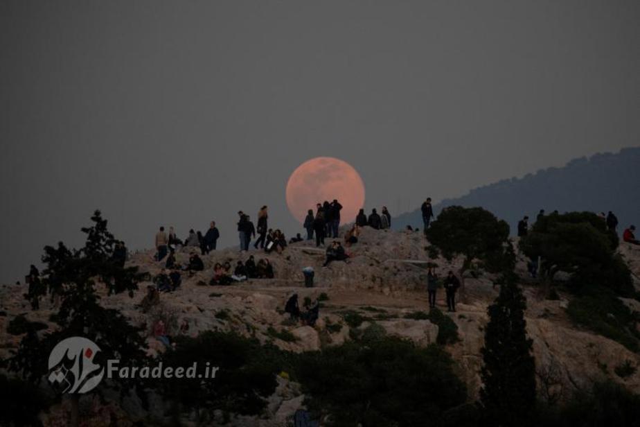 ابرماه برفی در حال بالا آمدن در منطقه ی باستانی اکروپلیس در آتن، یونان.