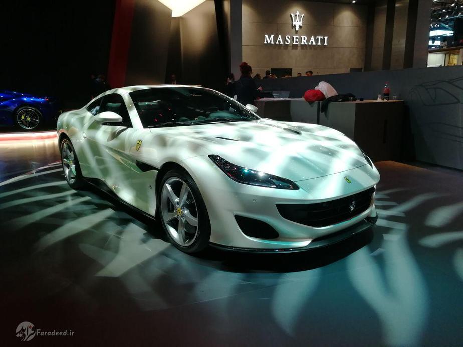 فراری پورتوفینو با رنگ سفید و نورپردازی زیبای غرفه خیلی جلب توجه می کند