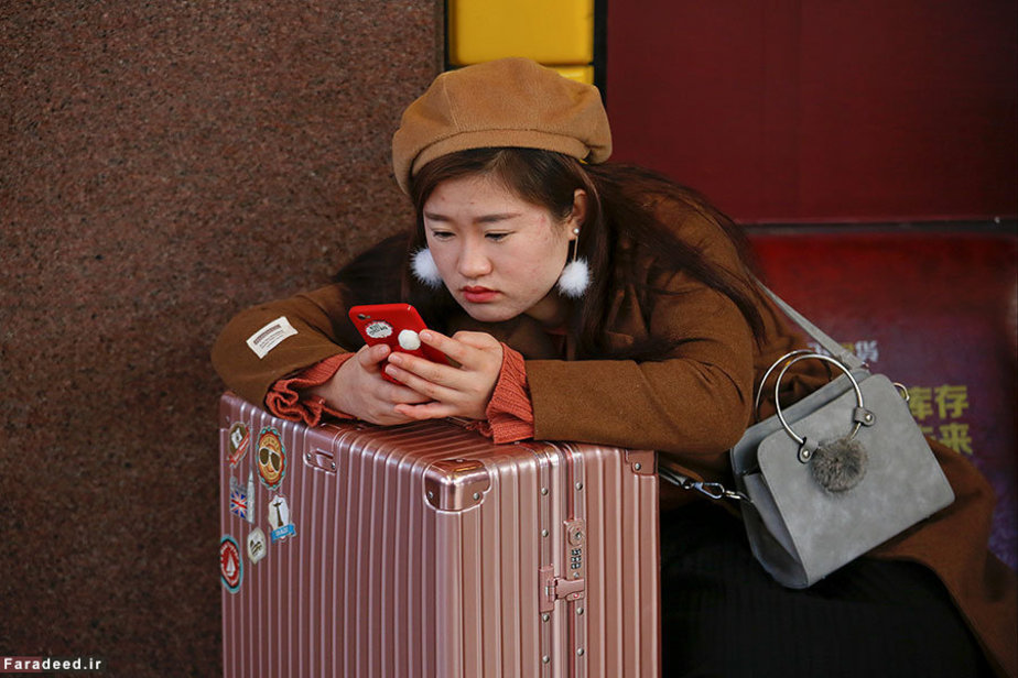 مسافر تعطیلات در ایستگاه راه آهن پکن