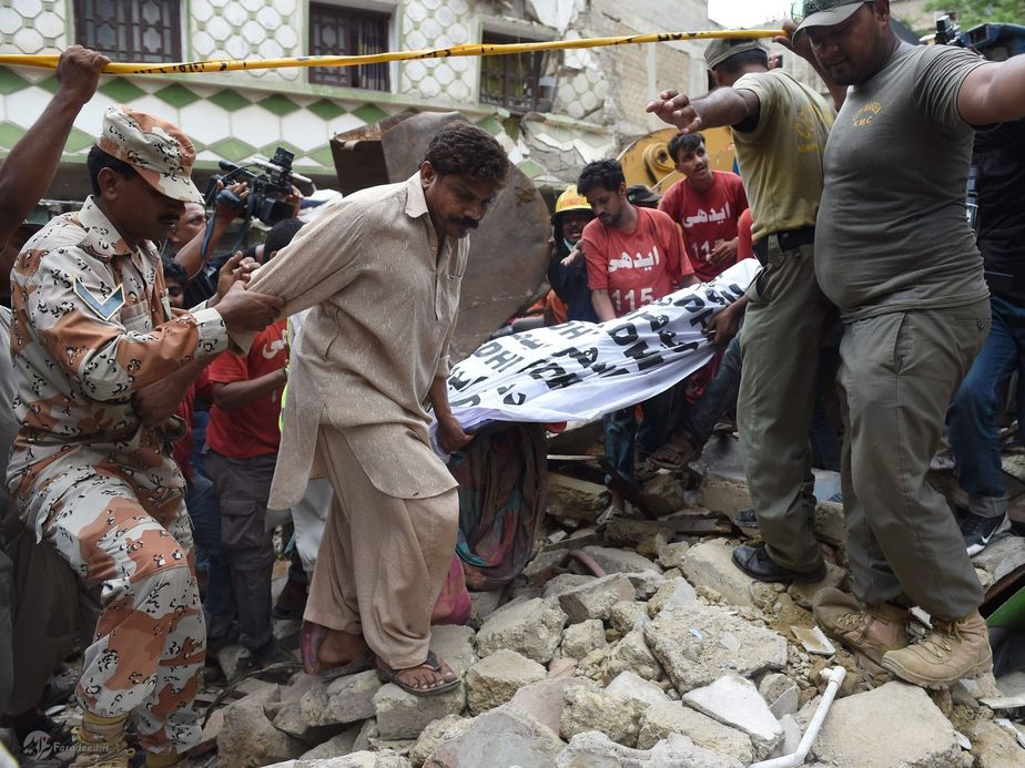 ریزش ساختمان سه طبقه در محله فقیرنشین کراچی