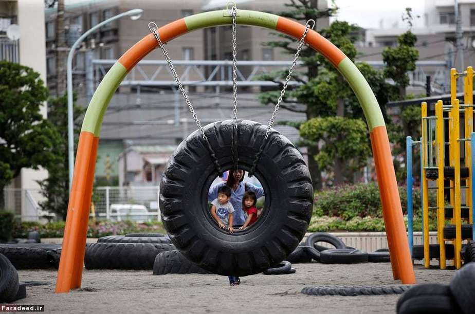 بازی کودکان در پارکی در توکیو