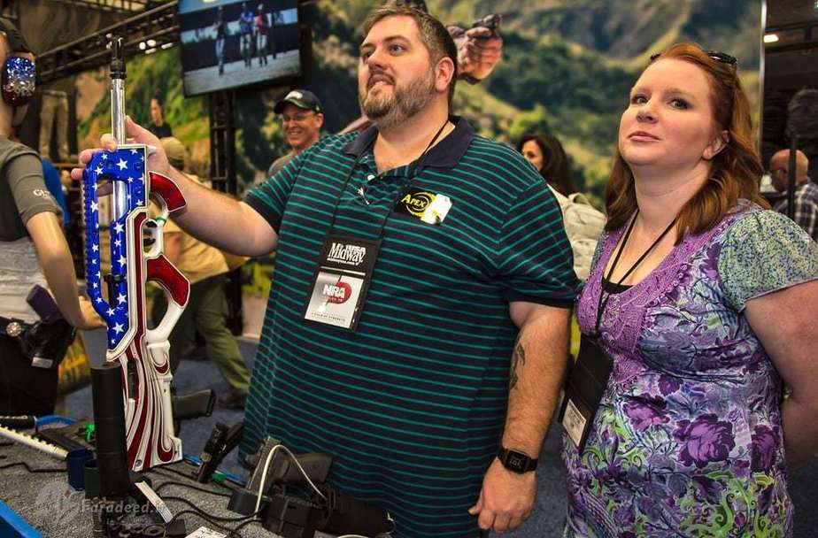 جیسون و مگان با یک راجکر 10/22، تفنگ نیمه اتوماتیک