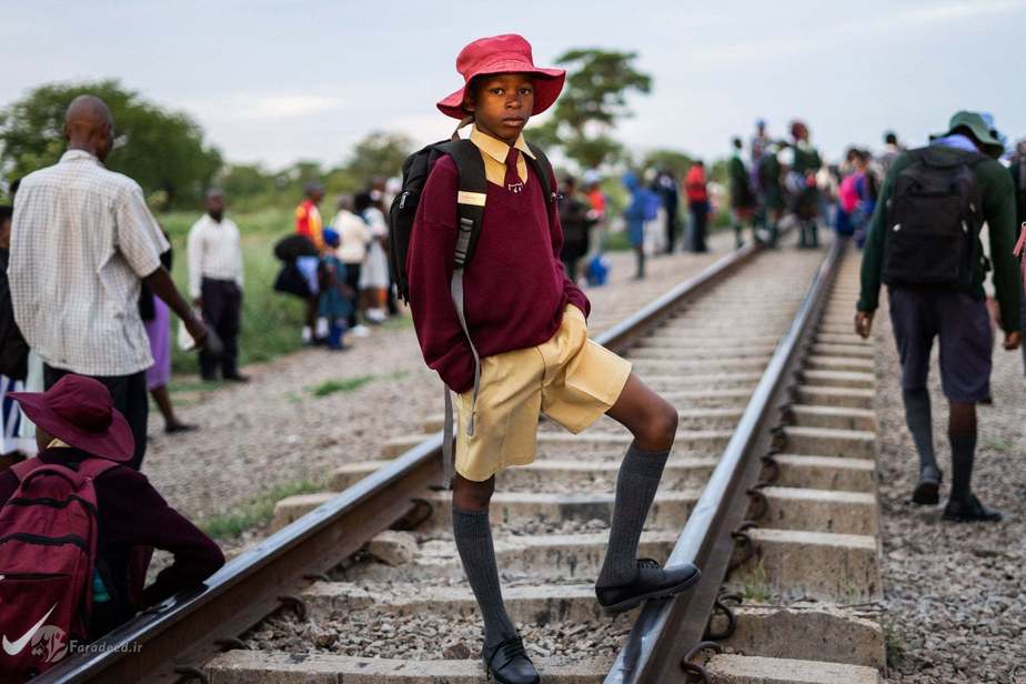 یک پسربچه ی مدرسه ای منتظر قطار است تا به مدرسه برود. 