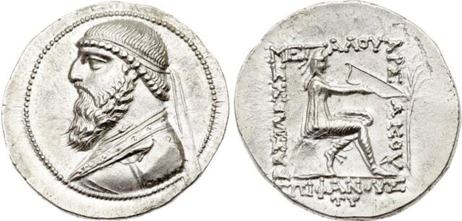 سکه نقره با نقش میترادات دوم شاه اشکانی، ۱۲۴/۲۳–۸۸/۸۷ قبل از میلاد، از کلکسیون Lyle 