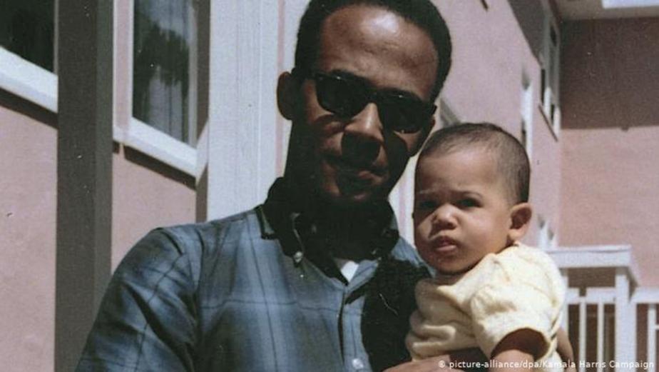 دونالد هریس، پدر کامالا متولد سال ۱۹۳۸ جامائیکایی تبار و پرفسور رشته اقتصاد است