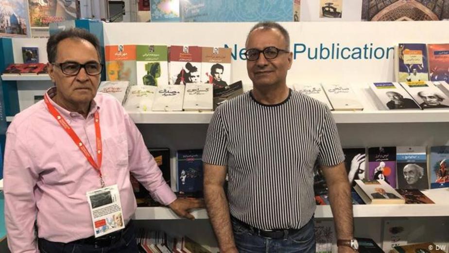 امیرحسن چهلتن نویسنده در کنار علیرضا رییس دانا مدیر نشر نگاه و ناشر آثارش. نشر نگاه از فعالترین ناشران بخش خصوصی ایران است