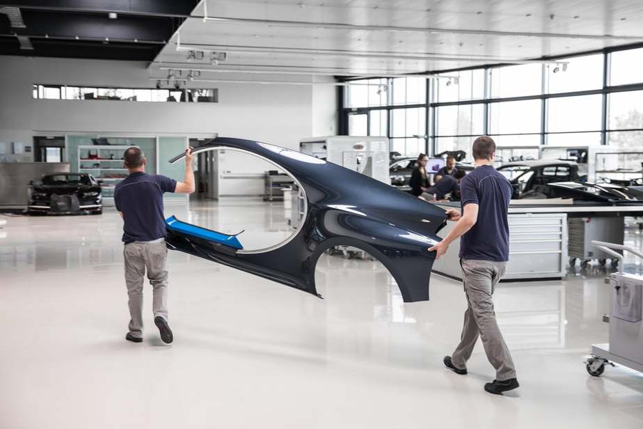 رنگ آمیزی پنل‌ها فرآیندی بسیار زمان‌بر است، زیرا به هشت لایه رنگ نیاز است که هر یک به صورت دستی اعمال شده و هر لایه نیازمند سمباده‌زنی و پولیش پیش از زدن لایه بعدی رنگ است 