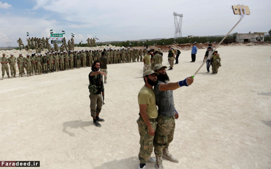 عکس سلفی در مراسم فارغ‌التحصیلی در اردوگاه مخالفان در سوریه