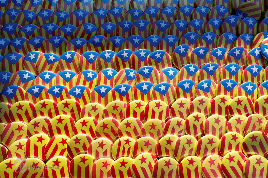 اعتراض طرفداران استقلال کاتالونیا در یک ایستگاه در نزدیکی مجلس در بارسلونا