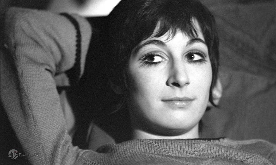 بازیگر آمریکایی، آنجلیکا هیوستن، در سن 17‌سالگی در خانه‌اش در لندن. فوریه سال 1969. 